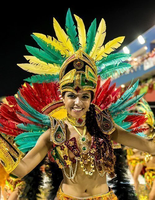 Smilende kvinde iført kostume til karneval i Brasilien