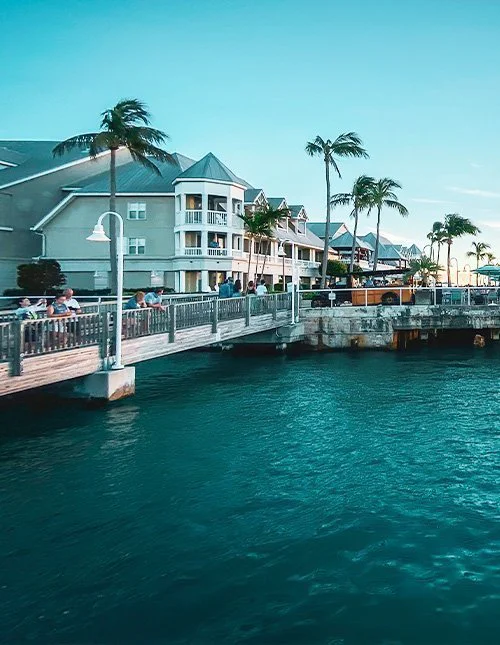 Solnedgang nær Mallory Square i Key West, Florida, USA, mod blå himmel