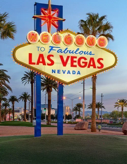 Las Vegas, Nevada, USA ved Welcome to Las Vegas-skiltet i skumringen.